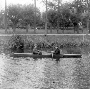 802807 Afbeelding van twee mannen in een roeiboot op de Leidsche Rjin te De Meern.N.B. De gemeente Vleuten is per 1 ...